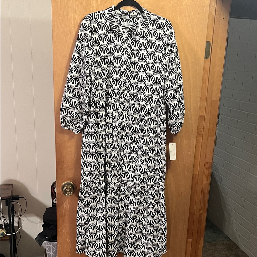 Elegant Tahari Large Black and White Patterned Dress - NWT